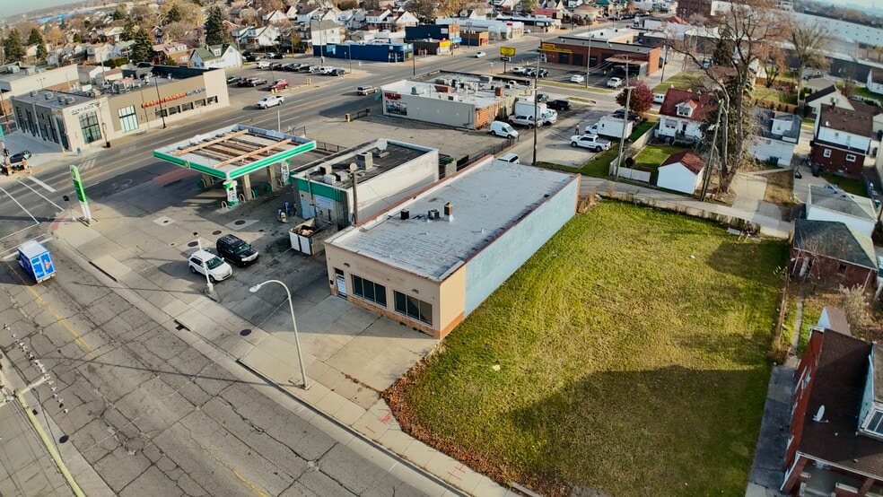 More Photos Of 7120 Chase Rd, Dearborn Flex For Lease