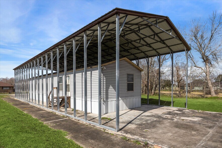 More Photos Of 3733 Rest Home Rd, Pearland Flex For Sale