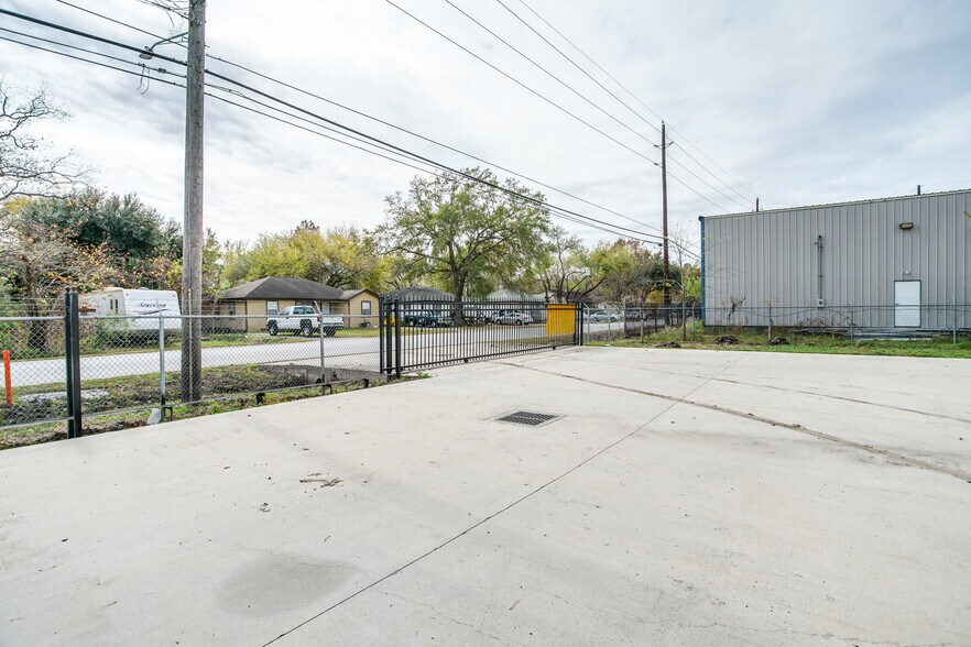 More Photos Of 15106 Chaplin St, Houston Warehouse For Lease