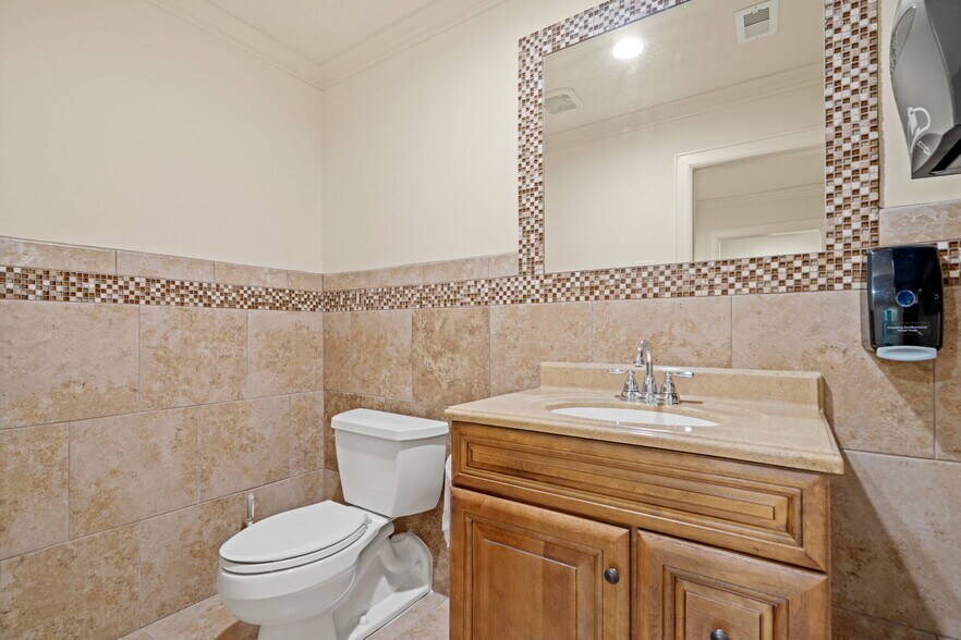 More Photos Of 1707 Bernie Ave, Rosenberg Office For Sale