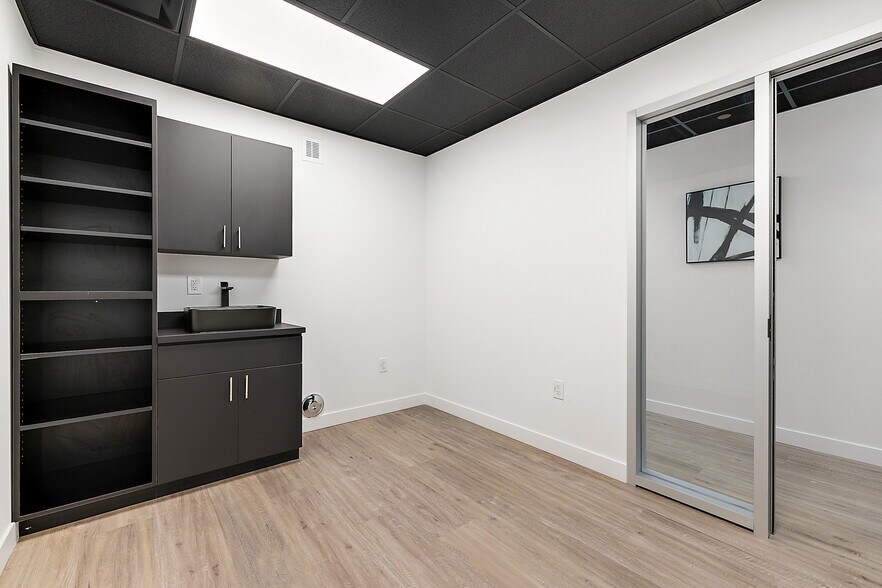 More Photos Of 801-803 W Big Beaver Rd, Troy Office For Lease