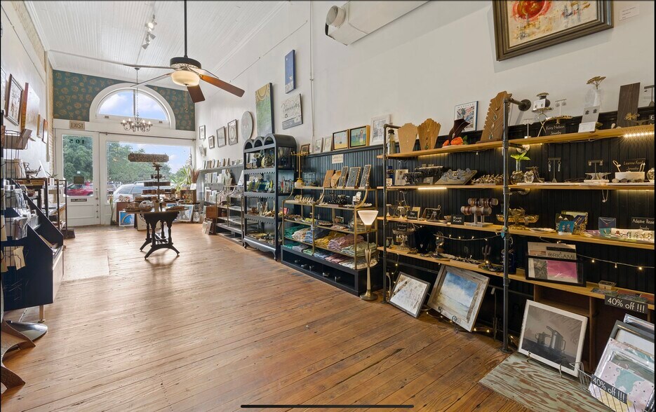 More Photos Of 105 E San Antonio St, Lockhart Storefront Retail Office For Sale