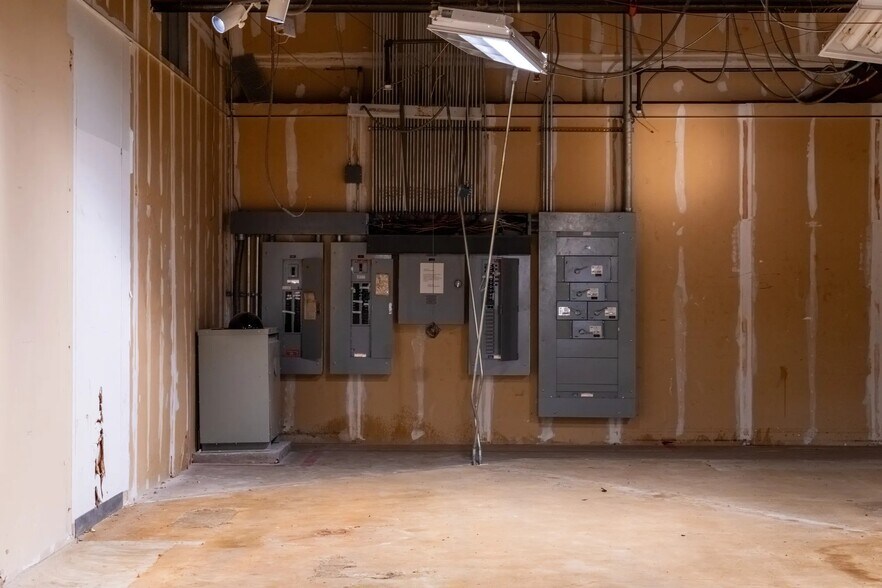 More Photos Of 2000 S Expressway 83, Harlingen Department Store For Lease