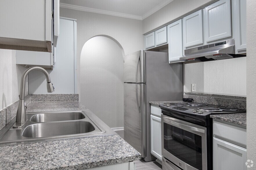 More Photos Of 2010 Estrada Pky, Irving Apartments For Sale