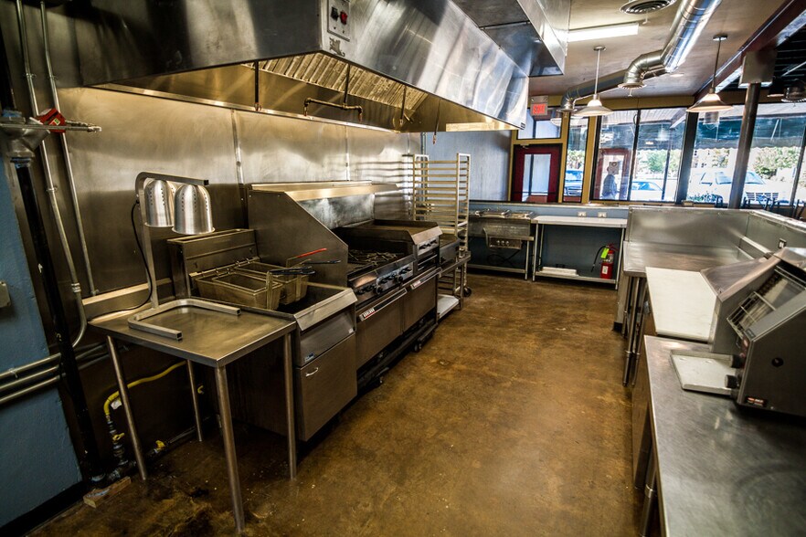 More Photos Of 6722 NW 39th Expy, Bethany Restaurant For Sale