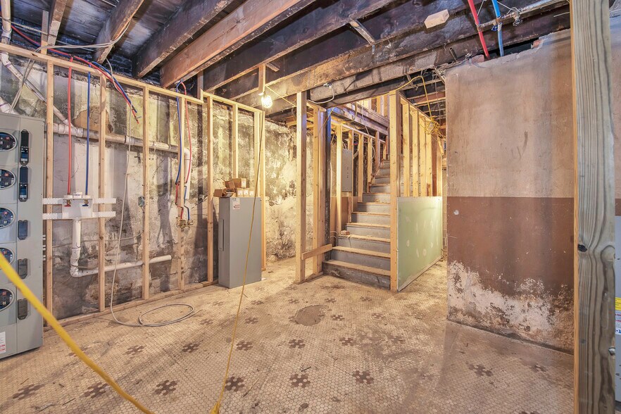 More Photos Of 6 N Saginaw St, Pontiac Storefront Retail Residential For Sale