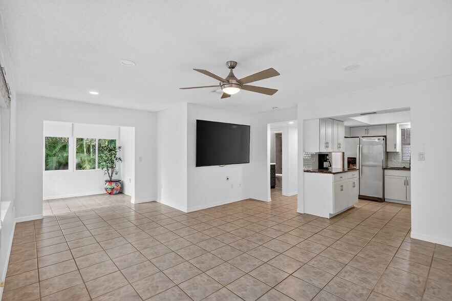 More Photos Of 1884 Southpointe Dr, Sarasota Apartments For Sale