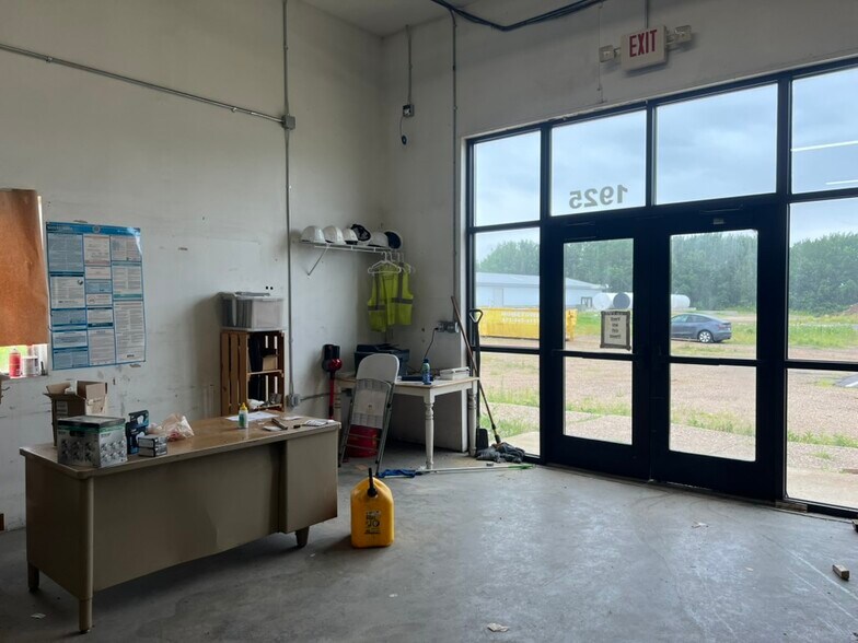 More Photos Of 1925 N Redding Ave, Windom Industrial For Lease