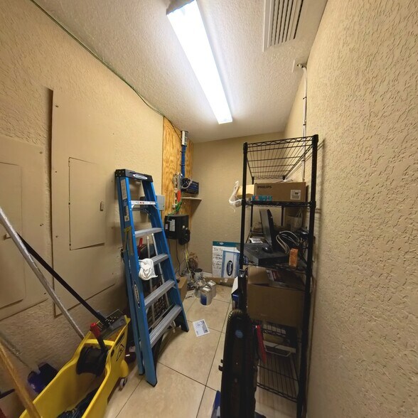 More Photos Of 126 N Us-27/441, Lady Lake Office For Lease