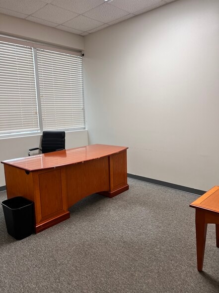 More Photos Of 7751 Kingspointe Pky, Orlando Light Distribution For Lease