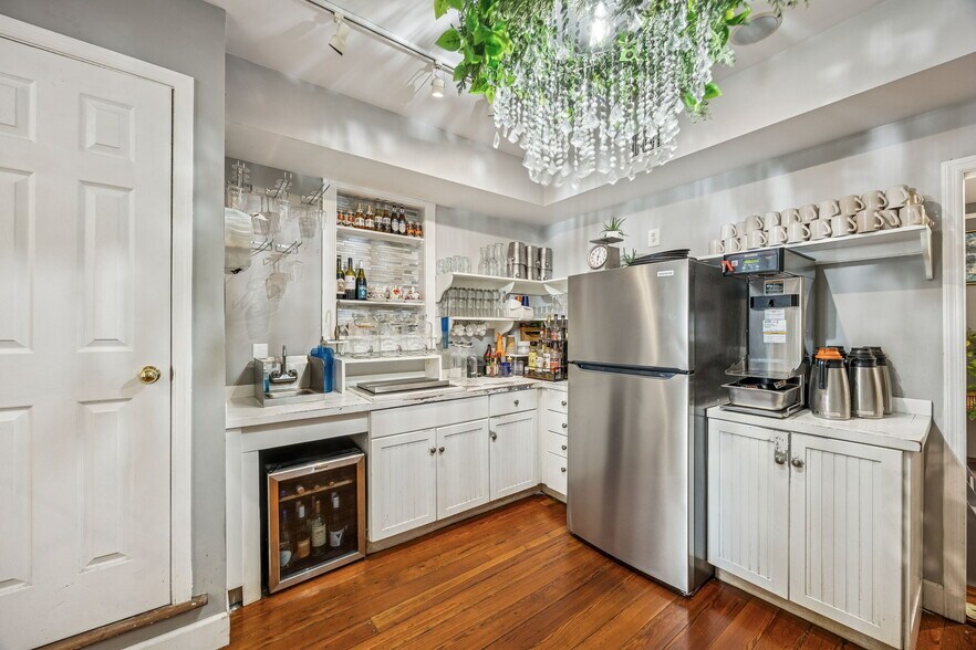 More Photos Of 218 Ash St, Fernandina Beach Freestanding For Sale
