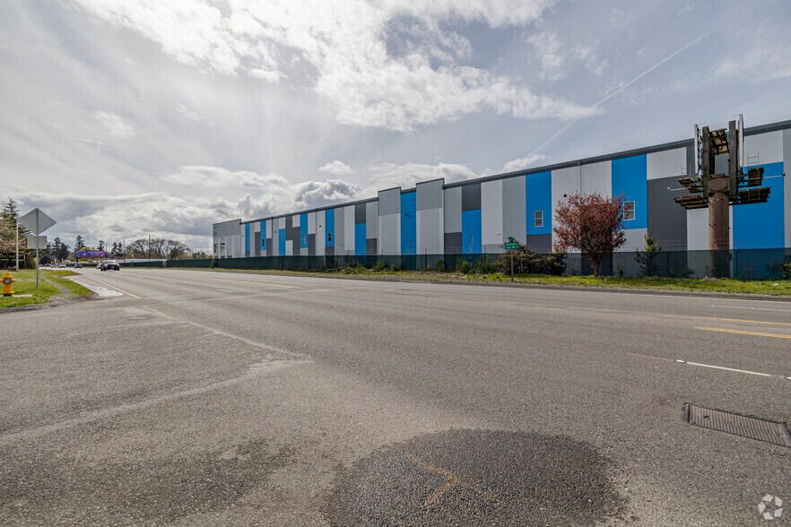 More Photos Of 12005 Steele St S, Tacoma Distribution For Lease