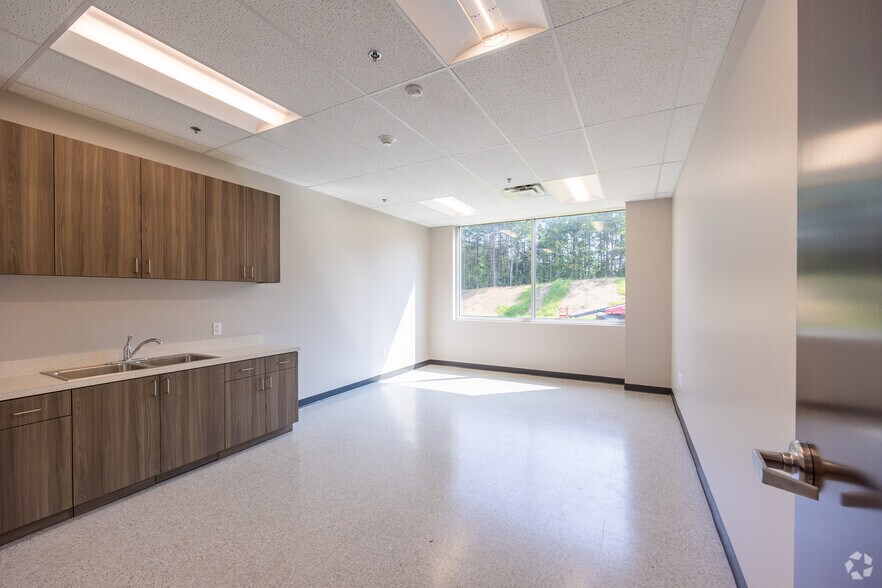 More Photos Of 70 Business Park Ct, Cartersville Distribution For Lease