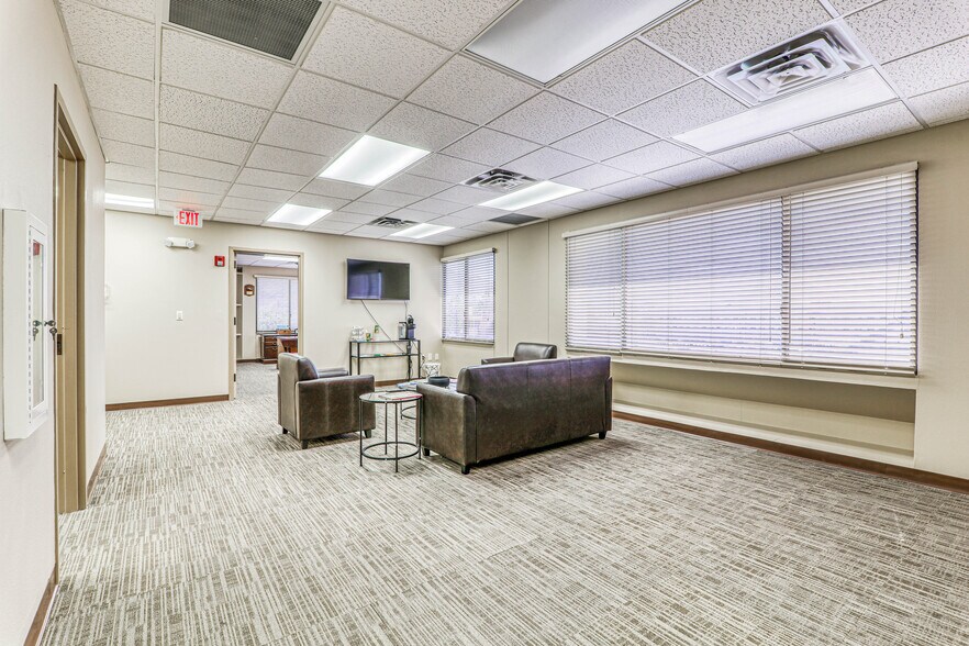 More Photos Of Sundland Park & Mesa Hills Dr., El Paso Office For Lease