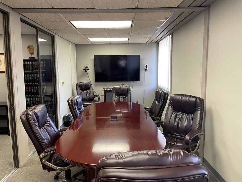 More Photos Of 4211 Glass Rd NE, Cedar Rapids Office For Lease