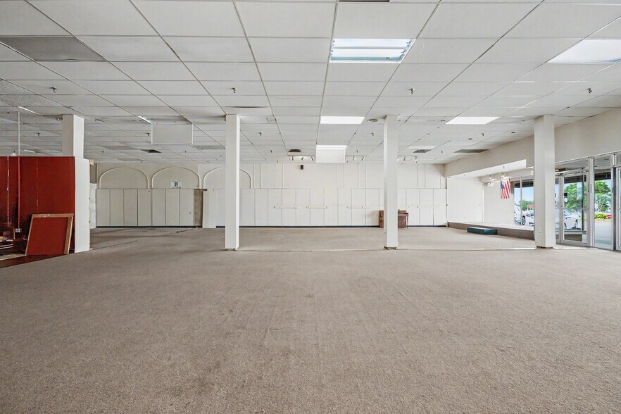 More Photos Of 106 Musgrove St, Clinton Storefront Retail Office For Sale