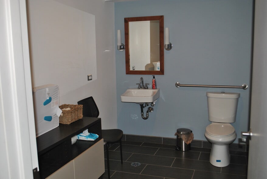 More Photos Of 1434 W Montrose Ave, Chicago Storefront For Sale