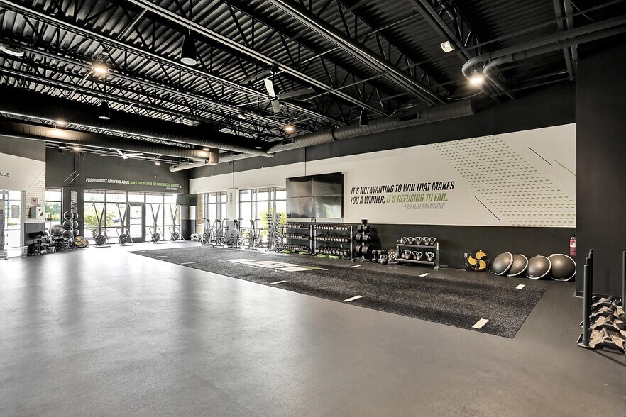 More Photos Of 14165 Cabela Pky, Noblesville Storefront For Lease