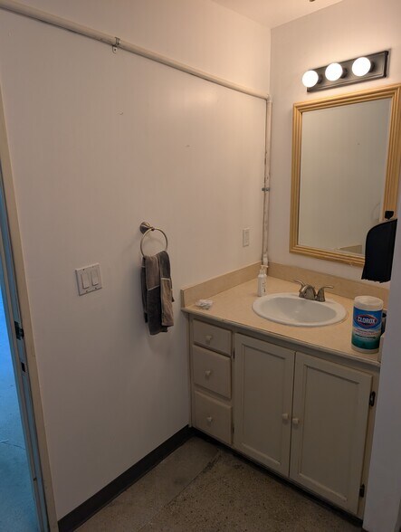 More Photos Of 8021 S Vermont Ave, Los Angeles Loft Creative Space For Lease