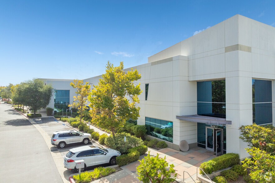 More Photos Of 130 W Cochran St, Simi Valley Distribution For Lease