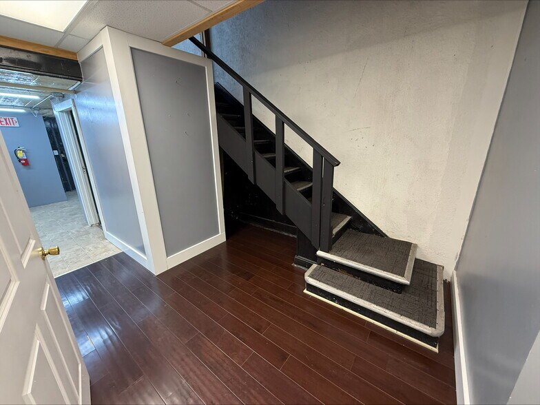 More Photos Of 216 S Main St, Monmouth Office For Lease