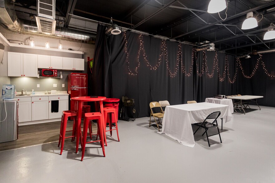 More Photos Of 16813 Wyoming, Detroit Showroom For Sale