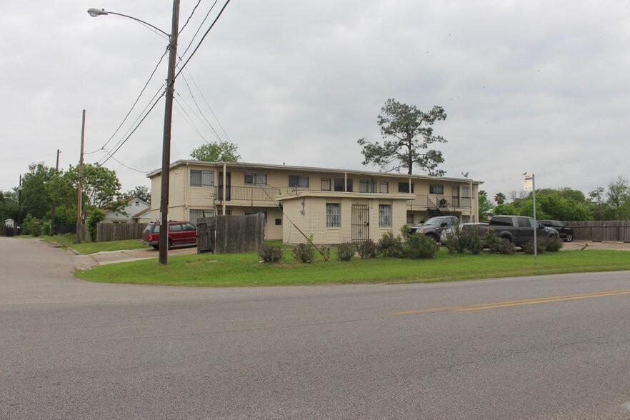 More Photos Of 7820 Calhoun Rd, Houston Apartments For Sale