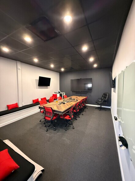 More Photos Of 300 W Joliet St, Ottawa Flex For Sale