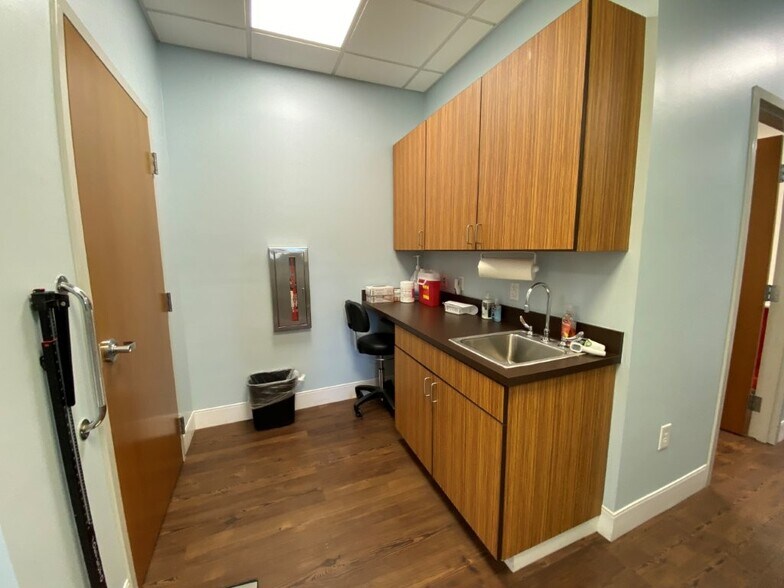More Photos Of 180 Wingo Way, Mount Pleasant Medical For Lease