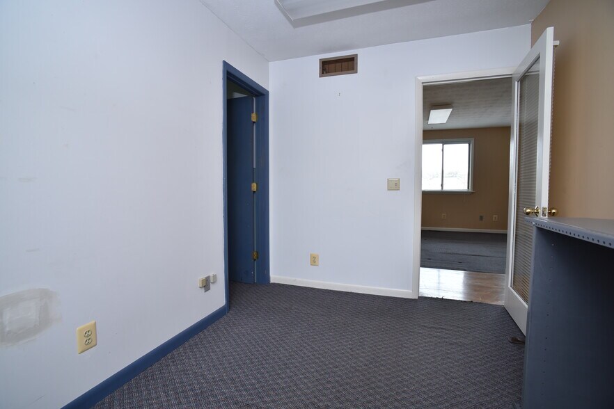 More Photos Of 40 Wildbriar Rd, Rochester Office For Lease