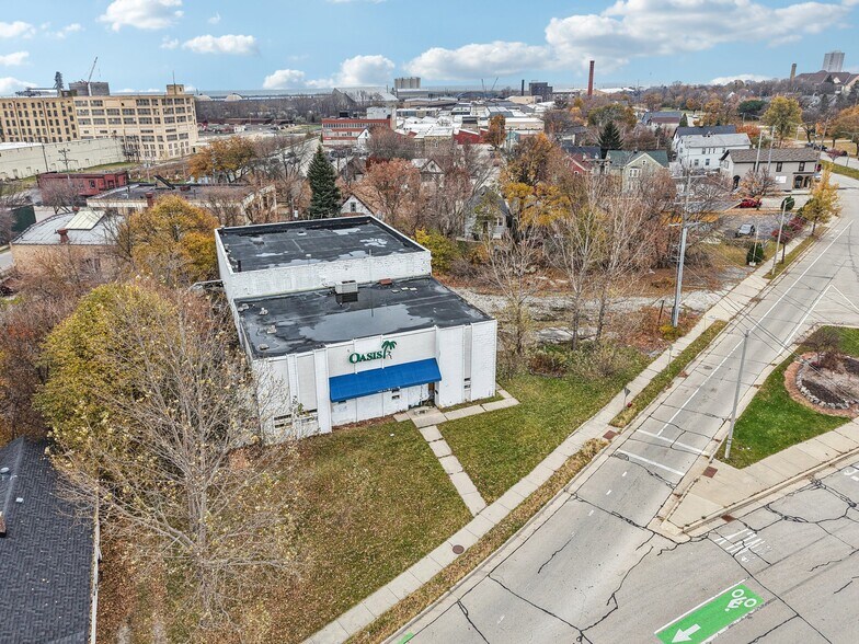 More Photos Of 300 E Bay St, Milwaukee Flex For Sale