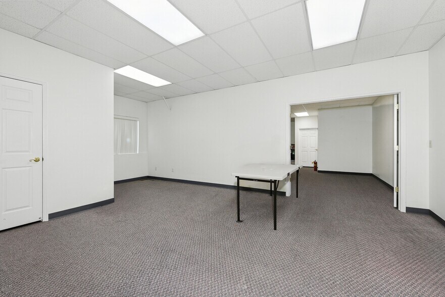 More Photos Of 376-384 Commerce Loop, Orem Manufacturing For Lease