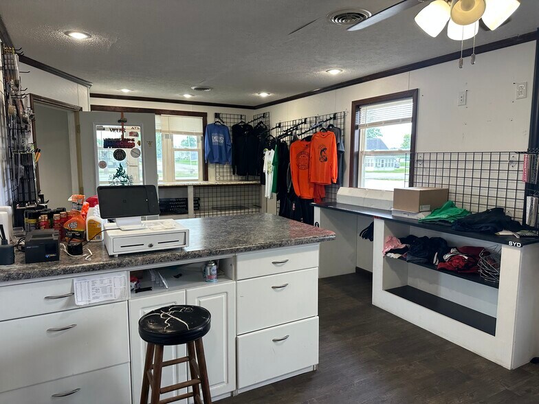 More Photos Of 445 W Elm St, Waverly General Retail For Sale