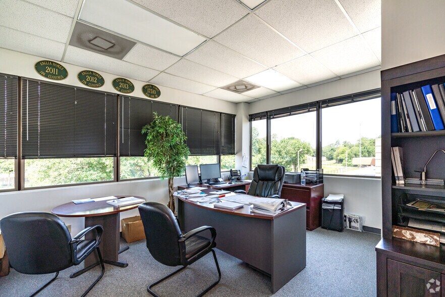 More Photos Of 17510 Red Oak Dr, Houston Office For Sale