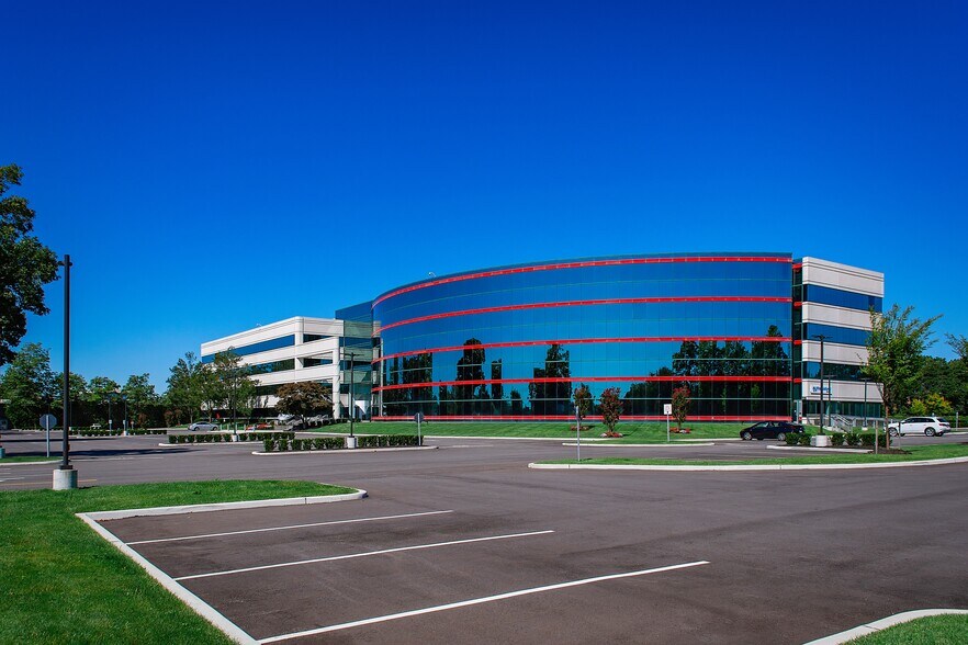 More Photos Of 150 Motor Pkwy, Hauppauge Office For Lease