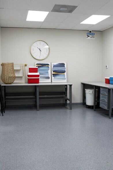 More Photos Of 9675 4th St N, Saint Petersburg Veterinarian Kennel For Lease