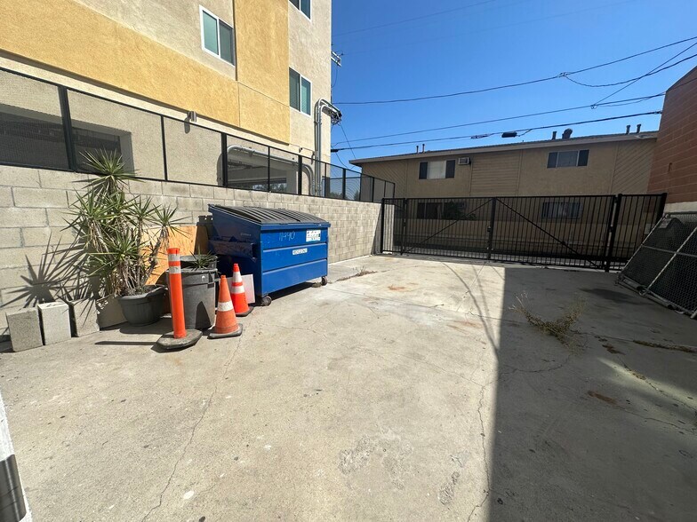 More Photos Of 11506 Oxnard St, North Hollywood Bar For Lease