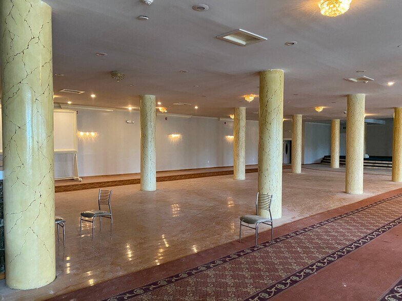 More Photos Of 2613 W Hunting Park Ave, Philadelphia Light Distribution For Lease