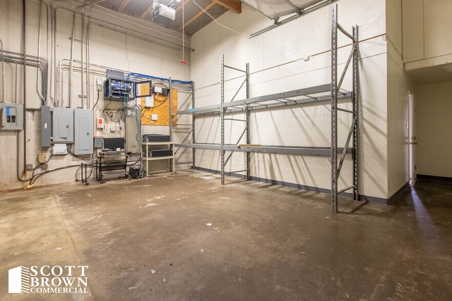 More Photos Of 10763 Mapleridge Dr, Dallas Distribution For Lease