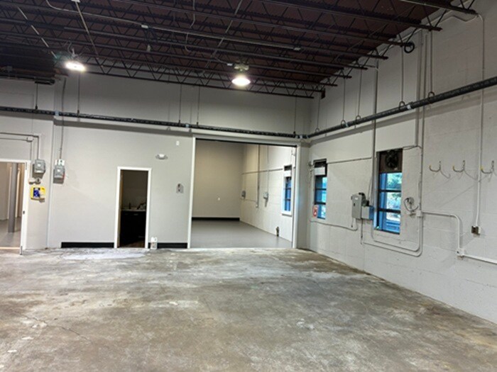 More Photos Of 4 Railroad Ave, Wakefield Flex For Lease