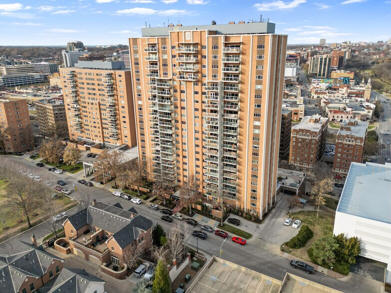 Primary Photo Of 121 W 48th St, Kansas City Apartments For Sale