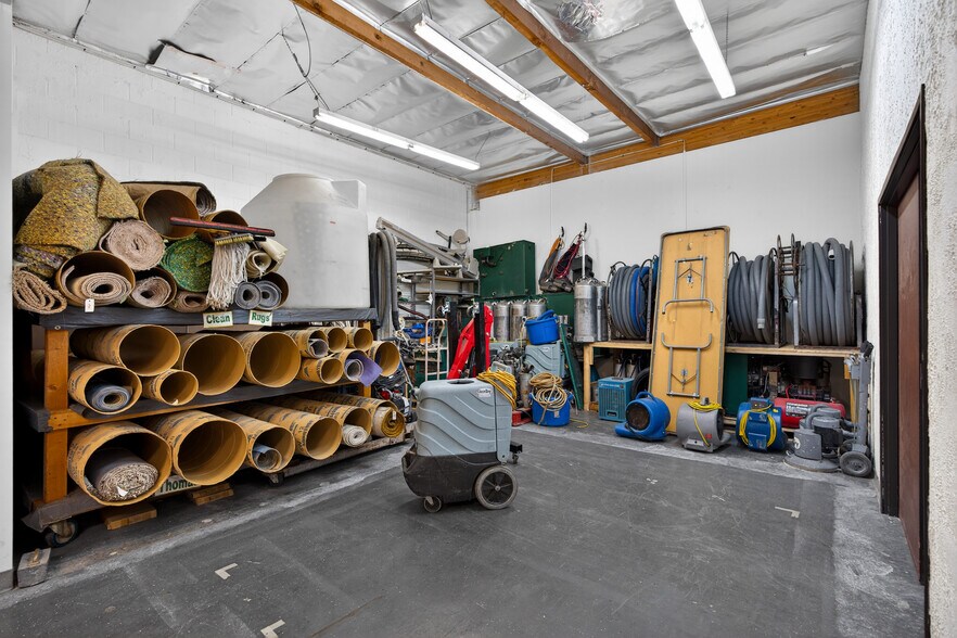 More Photos Of 8116-8144 Deering Ave, Canoga Park Warehouse For Lease