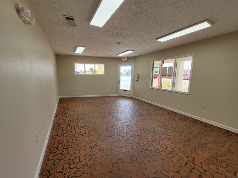 More Photos Of 200 Pass Rd, Gulfport Flex For Lease