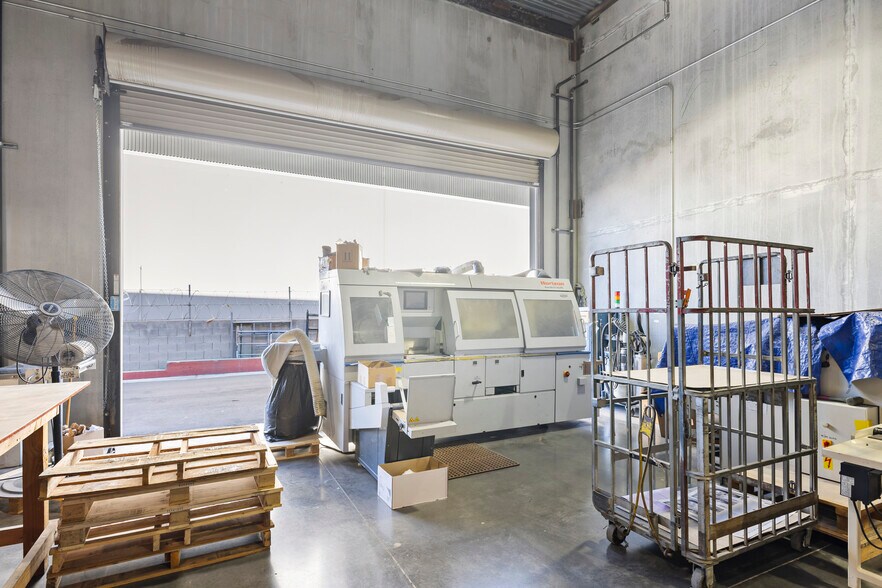More Photos Of 5148 W Patrick Ln, Las Vegas Warehouse For Lease