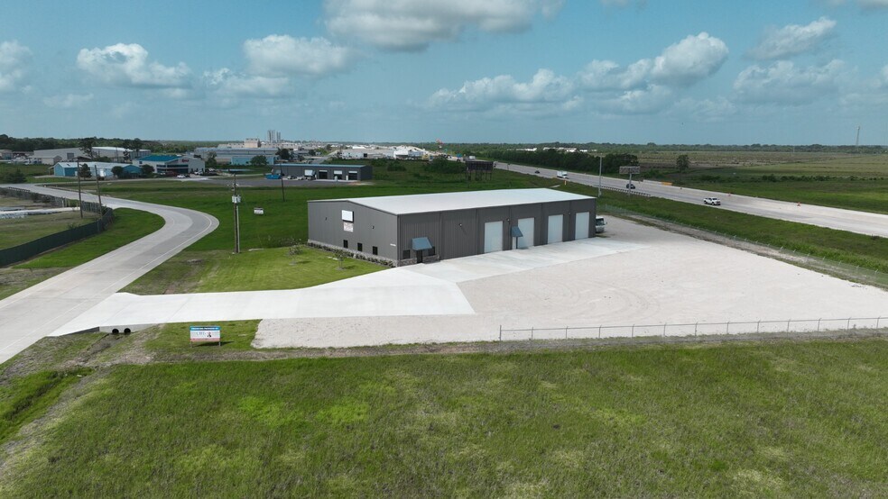 More Photos Of 8850 Industrial Pky, Beaumont Warehouse For Lease