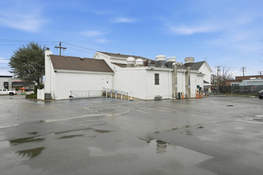 More Photos Of 410 Merrick Rd, Oceanside Restaurant For Sale