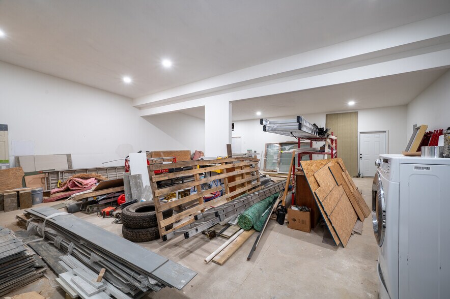 More Photos Of 2305 E Michigan St, Indianapolis Flex For Sale