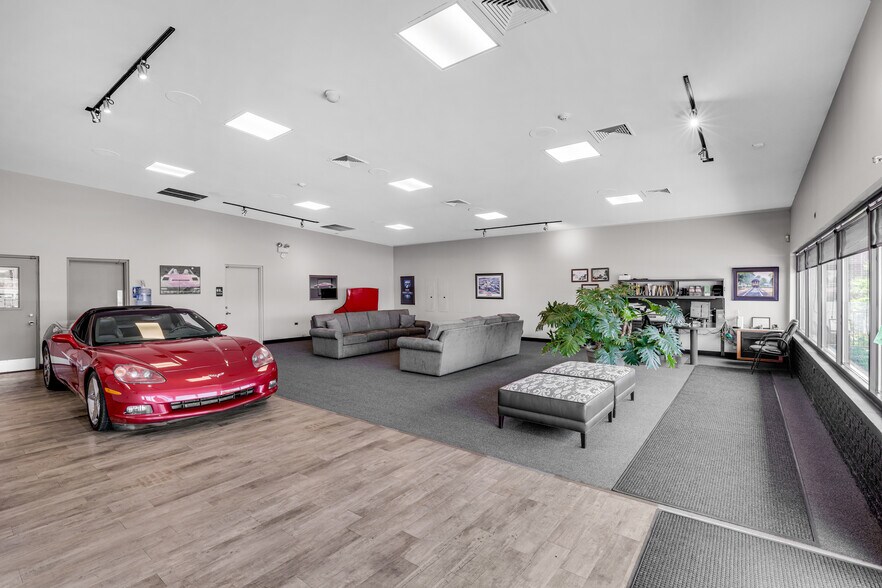 More Photos Of 19915 S La Grange Rd, Frankfort Auto Dealership For Lease