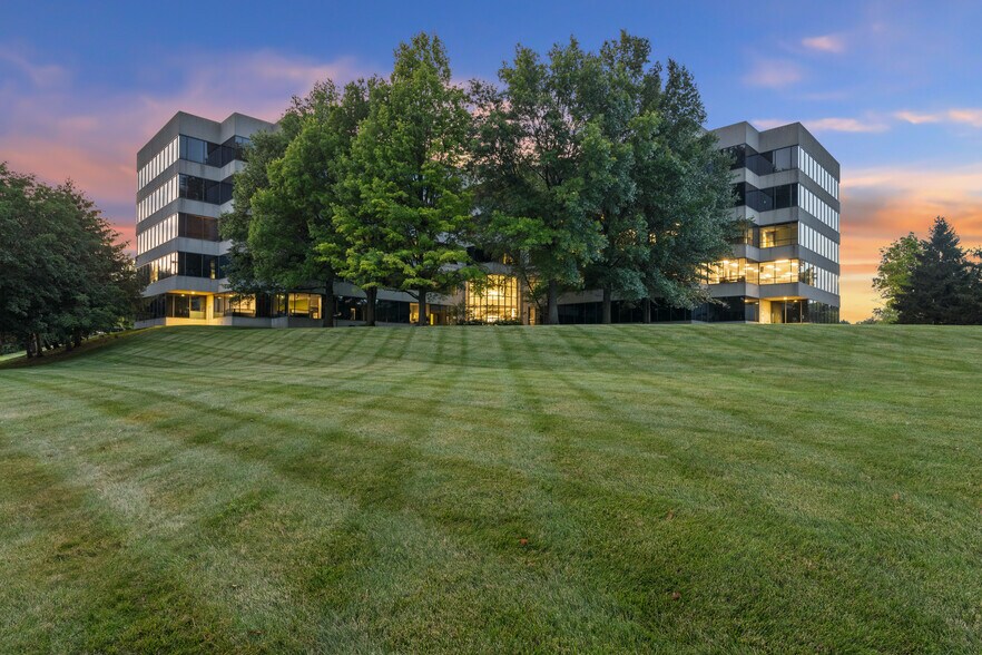 More Photos Of 8440 Woodfield Crossing Blvd, Indianapolis Office For Lease