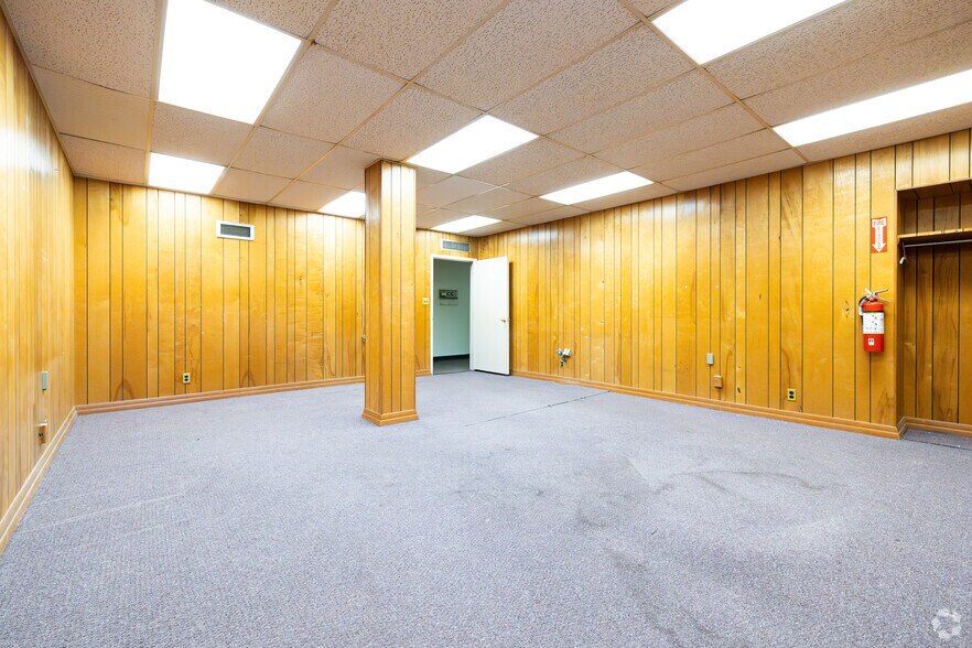 More Photos Of 3243 49th St, Astoria Freestanding For Lease